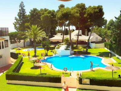 Aquí tienes una versión mejorada del títulApartamento en Vista Hermosa con Piscina y 2 Garajes uno de ellos junto a la playa