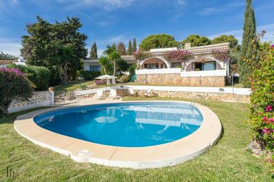 Villa con maravillosas vistas y jardines