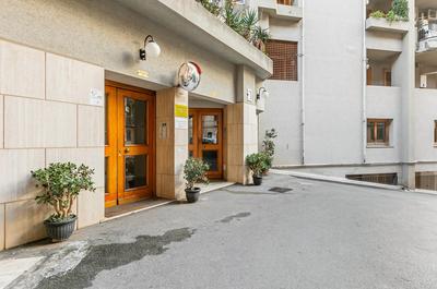 GuestHost - Palazzo Reale & Piazza Indipendenza Roomy Flat