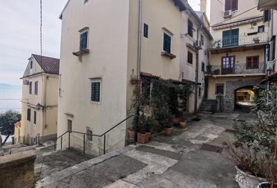Apartment Zlatko , ten steps to the sea