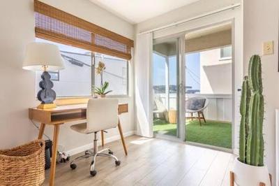Downtown Manhattan Beach 3 Bed Townhouse Parking