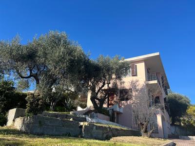 Villa in collina vista mare