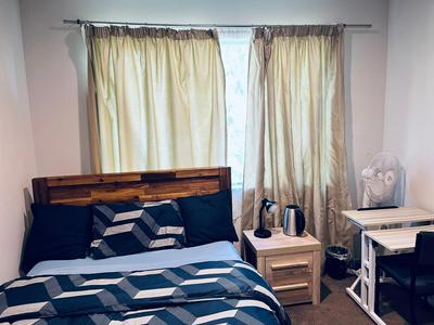 Private Queen Room with Fast Fibre WiFi & Kitchen Access - Room 2