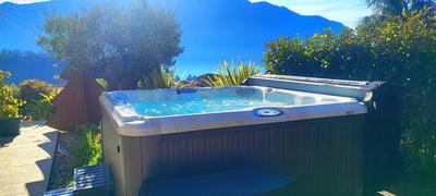 Magic Garden with Jacuzzi-Pool and Luxury Lake Como view