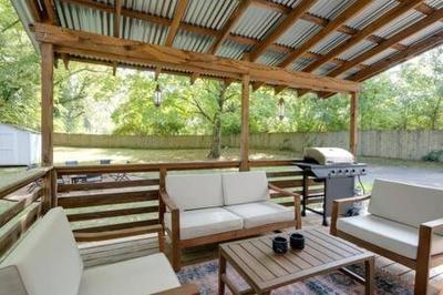 1-Story Home, Fenced Yard, Grill, Firepit, Parking, Sleeps 10, Pet-Friendly, Smart TVs, 10 Mins to Nissan Stadium & Five Points, Cozy Bedrooms, Outdoor Fun