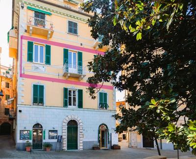 "Magnolia Apartment" Historic, Elegant, Seaview, 2 Aircondo BDR, 2BTH, pedestrian area, Free Private Garage 200 mt far!