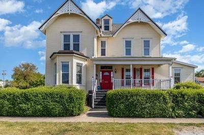 Studio w King Bed Walking distance to Beach & Shops