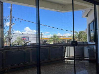 Suíte de luxo no centro com closet e hidromassagem