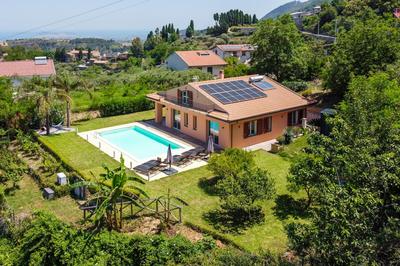 Delightful 4 Bed Villa with Heated pool & Jacuzzi Overlooking Aeolian Islands