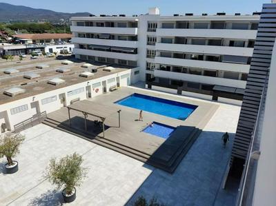 Apartamento a 150m de la playa con piscina y parking