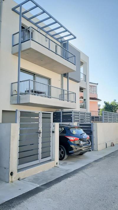 Eleni's Deluxe Apartment