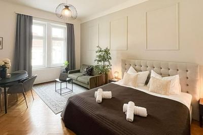 Cozy & Central 2 Bedroom Apartment