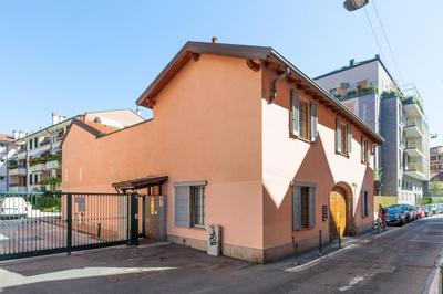 Elegant Triplex Townhouse with Luxe Terrace