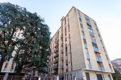 TWO SPACIOUS BEDROOMS 1 MINUTE TO METRO STOP