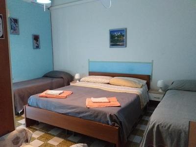 Stanza 30 euro per 2 ore Acireale