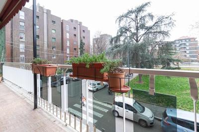 EasyTopStay - Large Apartment Close to Metro