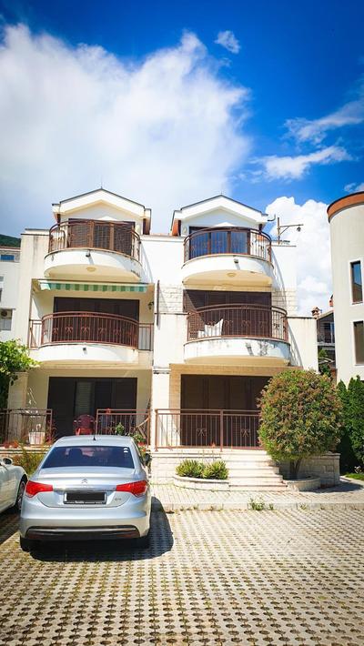 Sunny Portside Apartment