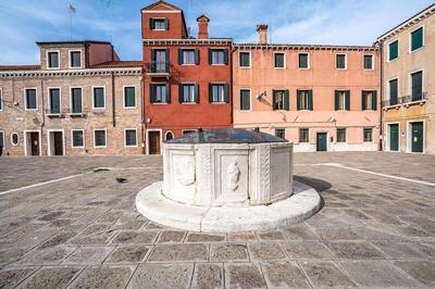 Dimora San Trovaso Stylish Four-Bedroom House in Venice