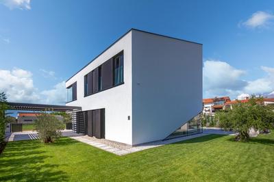 Villa A in Fažana for 8 plus 2 persons with infinity pool only 100 meters from the sea