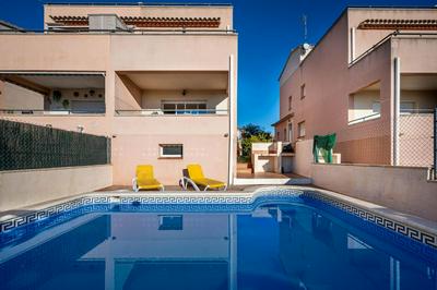 AT130 Casa con piscina privada, aire acondicionado y garaje