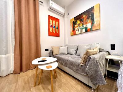 Elegant & Stylish 2nd Floor Flat - 3' from Metro