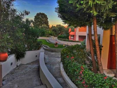 Private pool 2 bedroom apt near the sea
