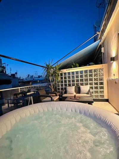 Luxury Designed Suite Penthouse Center Near Metro Jaccuzi Fireplace View Bar Art