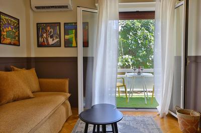 Cosy Glyfada Apartment Near the Sea with Parking and Workspace