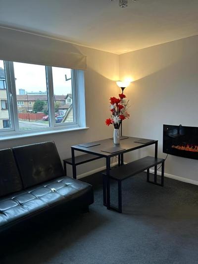 Sleek & Stylish - E15 Apartment With Parking
