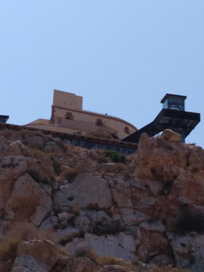 CASA CON HIDROMASAJE JUNTO AL MAR Y EL CASTILLO DE ÁGUILAS