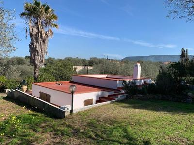 Una casa sospesa tra campagna e mare