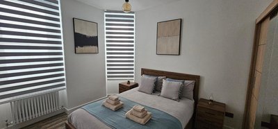 Tower Bridge spacious KING BEDROOM with extra large windows