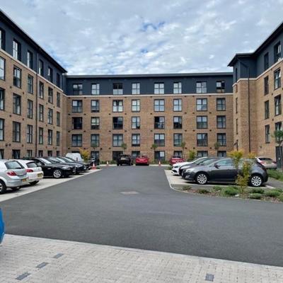 Executive 2-Bed Apartment Near City Centre & Hospital - Free Parking!