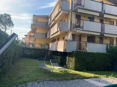 Appartamento con piscina e giardino privati