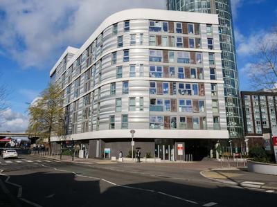 Stylish Urban Sanctuary with Parking