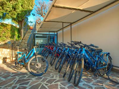 casa con piscina Jacuzzi AC wifi e biciclette elettriche