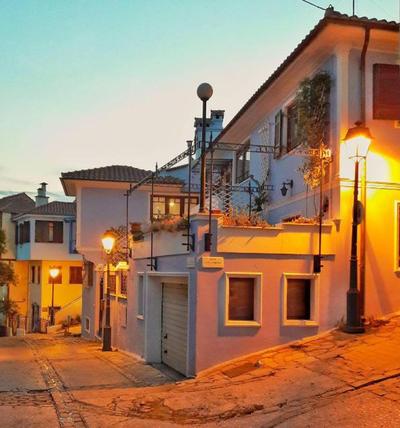 Apartment Sleeps 2 Free Street Parking