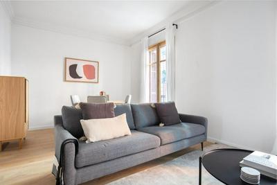 Blueground El Gòtic balcony fully furnished BCN-122