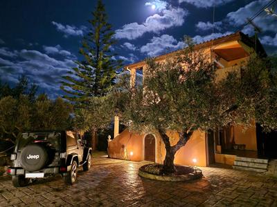 Villa Iliaktida - Private Villa with large Pool, Garden, Outdoor Kitchen & BBQ