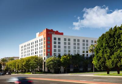 Hotel Zessa Orange County Airport, a DoubleTree by Hilton