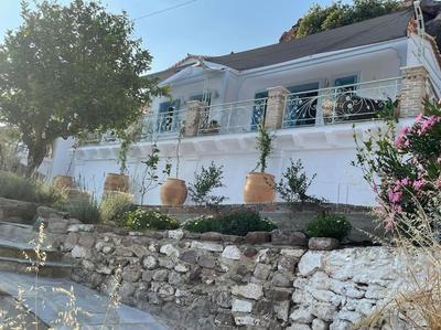 Stunning 1 bed Poros house presented by Lazydaze.