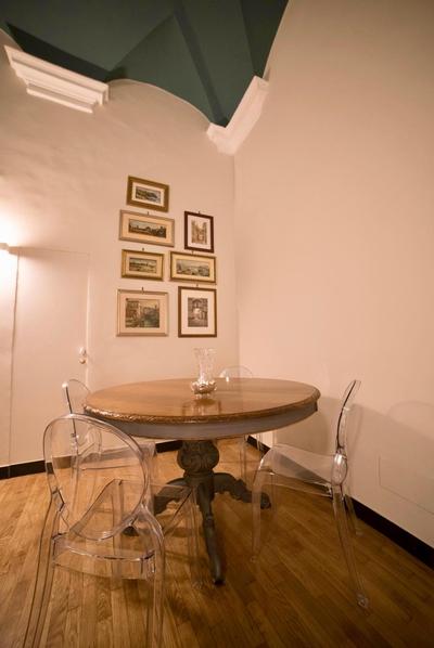 La Loggia delle Regine historic center apartment in a period building, facing the Aquarium with Wi Fi and AC