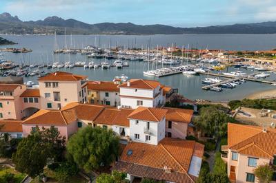 PORTO ROTONDO CENTRO LA TORRE SUL PORTO