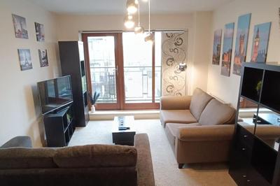 Modern 2BD 2BA, Parking, Crawley