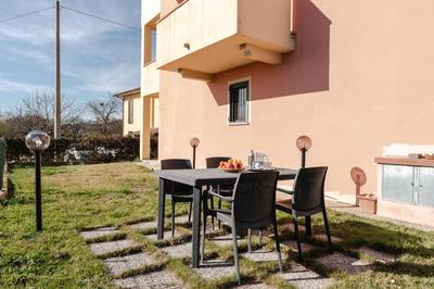 GuestHost - Equestrian Apt With Private Parking