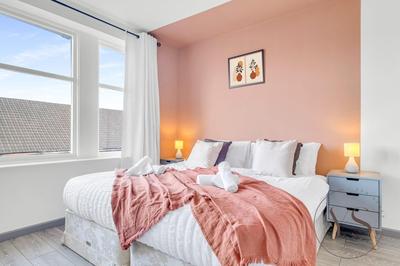 Modern 1C Longton Suite Near Alton Towers with Netflix, Wi-Fi & Kitchenette