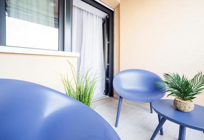 Glamorous flat with Jacuzzi, king size bed and small balcony