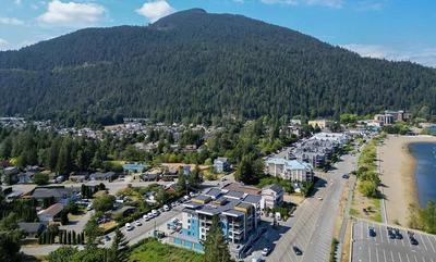 Dreamy Panoramic Lakeview 1 Bedroom plus Den