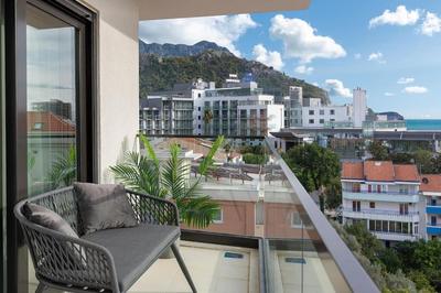 TERRA Modern Designer Apartment just 4 Minutes from the Beach