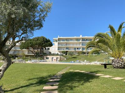 Charmant appartement, calme avec vue piscine, 1km de la plage, Olhos de Água